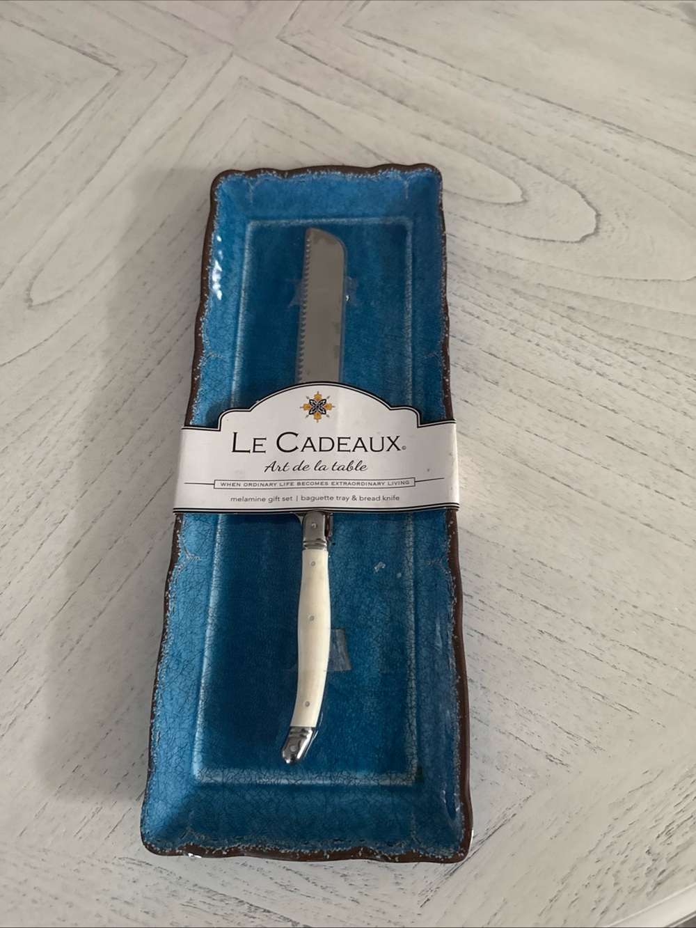 LE CADEAUX Antiqua Baguette Tray with Bread Knife. Brand New!